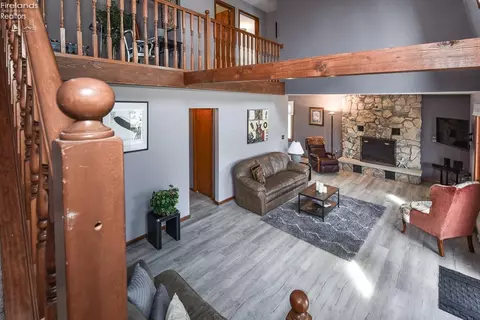 Living - 3254 Confederate Dr, Marblehead, OH 43440 photo 3 of 6