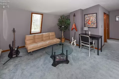 Living - 3254 Confederate Dr, Marblehead, OH 43440 photo 5 of 6