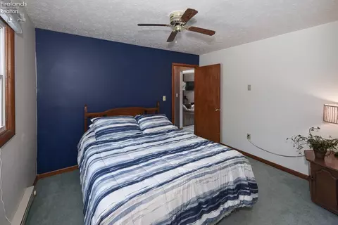 Bedroom - 3254 Confederate Dr, Marblehead, OH 43440 photo 9 of 11