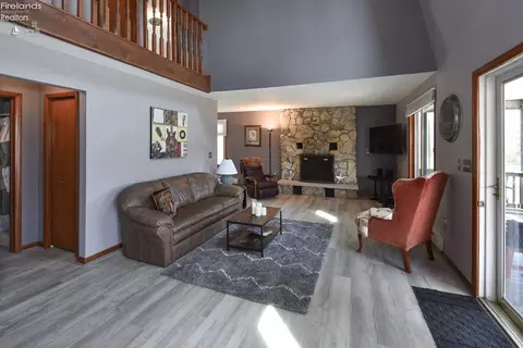 Living - 3254 Confederate Dr, Marblehead, OH 43440 photo 2 of 6