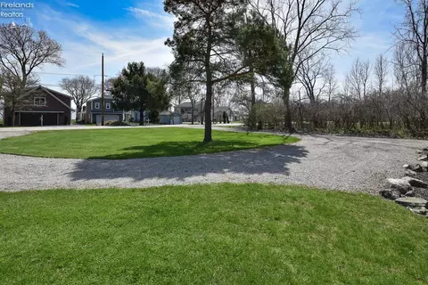 Exterior - 3254 Confederate Dr, Marblehead, OH 43440 photo 4 of 10