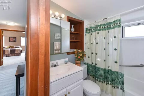 Bath - 3254 Confederate Dr, Marblehead, OH 43440 photo 2 of 7
