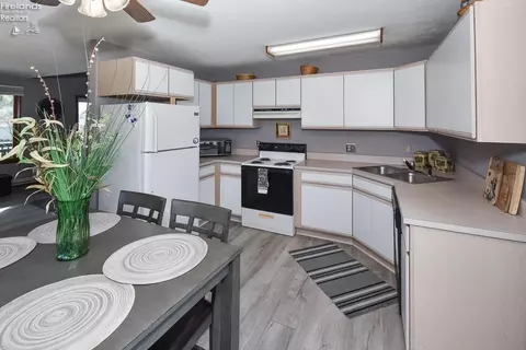 Kitchen - 3254 Confederate Dr, Marblehead, OH 43440 photo 1 of 3