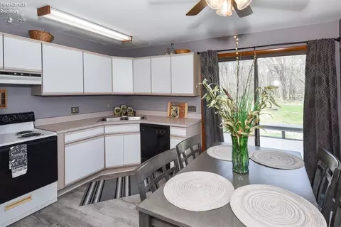 Kitchen - 3254 Confederate Dr, Marblehead, OH 43440 photo 2 of 3