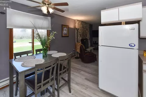 Dining - 3254 Confederate Dr, Marblehead, OH 43440 photo 1 of 2