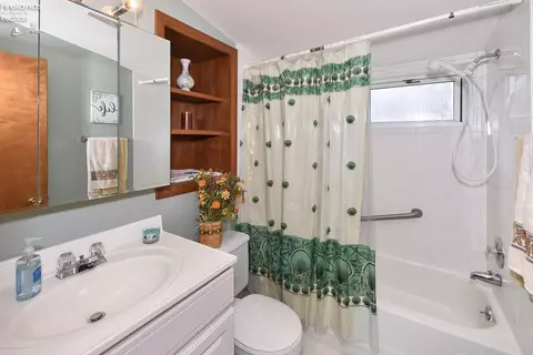 Bath - 3254 Confederate Dr, Marblehead, OH 43440 photo 1 of 7