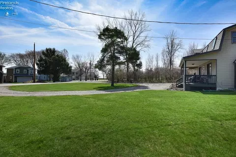 Exterior - 3254 Confederate Dr, Marblehead, OH 43440 photo 3 of 10