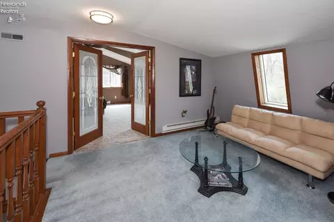 Living - 3254 Confederate Dr, Marblehead, OH 43440 photo 4 of 6