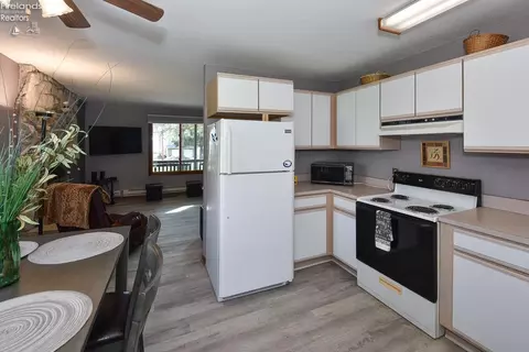Kitchen - 3254 Confederate Dr, Marblehead, OH 43440 photo 3 of 3