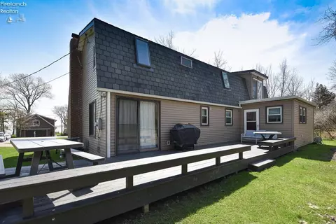 Exterior - 3254 Confederate Dr, Marblehead, OH 43440 photo 6 of 10