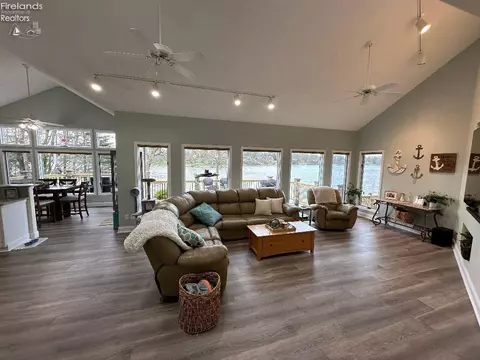 818 Scott Dr, Willard, OH 44890 photo 2