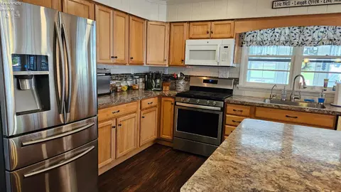 Kitchen - 660 Walnut Ave, Lakeside, OH 43440 photo 3 of 4