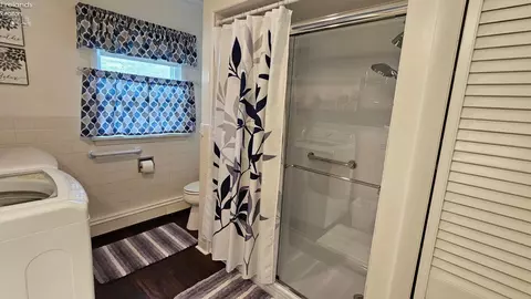 Bath - 660 Walnut Ave, Lakeside, OH 43440 photo 1 of 2