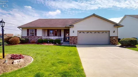 51 Foxrun Dr, Fremont, OH 43420