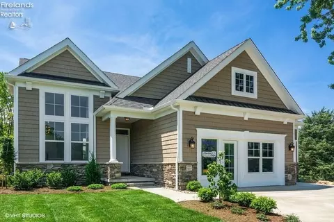 4694 Tradewinds Dr, Port Clinton, OH 43452