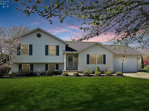 611 Heron Dr, Huron, OH 44839