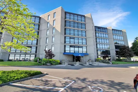 711 W Lakeshore Dr #104, Port Clinton, OH 43452