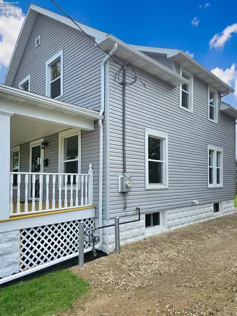 Exterior - 112 Nelson St, Clyde, OH 43410 photo 6 of 12