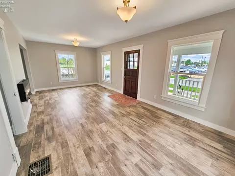 Living - 112 Nelson St, Clyde, OH 43410 photo 2 of 6