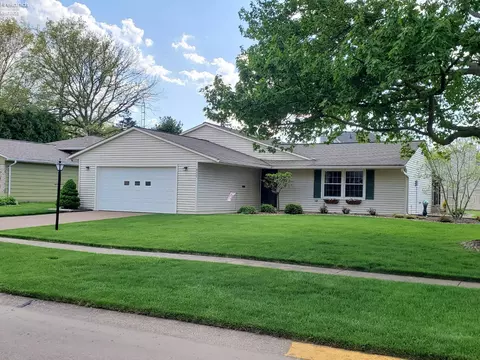 902 Strowbridge Dr, Huron, OH 44839