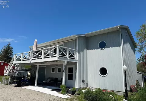 105 Memory Ln, Kelleys Island, OH 43438