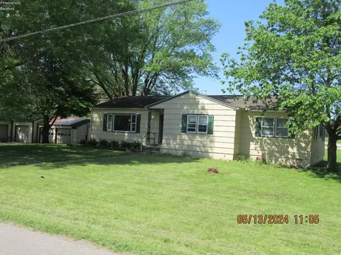 4638 Locustgrove Rd, Sulphur Springs, OH 44881