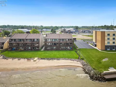 32 Grande Lk #C, Port Clinton, OH 43452