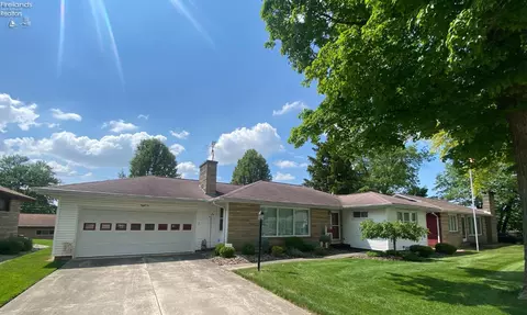 810 Woodbine St, Willard, OH 44890