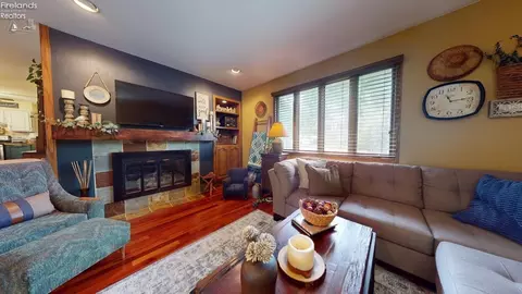 Living - 708 Kennedy Dr, Willard, OH 44890 photo 2 of 3