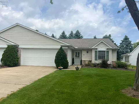 919 Hidden Valley Dr, Huron, OH 44839