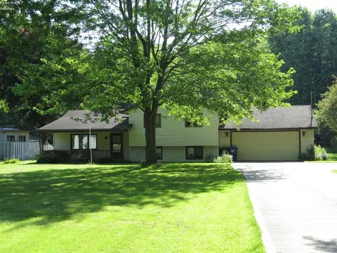 671 S S Lake St, Amherst, OH 44001