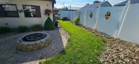 411 Maplewood St, Willard, OH 44890 photo 4