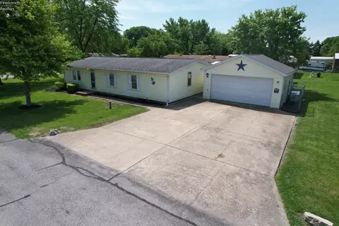 1792 S Bay Dr, Port Clinton, OH 43452