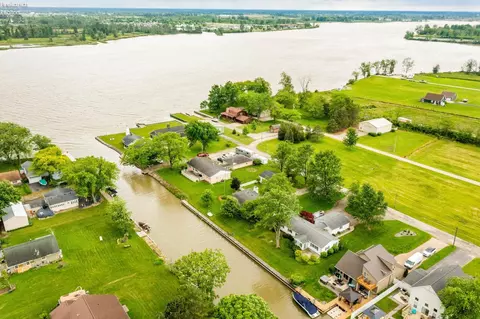 141 S Nancy Dr, Port Clinton, OH 43452