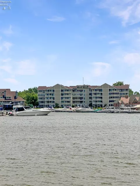 51 Marina Point Dr, Sandusky, OH 44870
