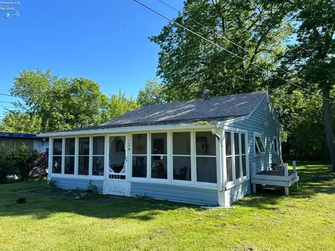 124 Lakeview Dr, Put In Bay, OH 43456