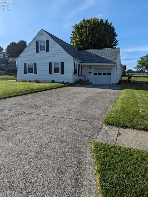 130 Shumaker Dr, Bellevue, OH 44811