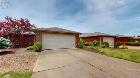 214 Crestwood Dr, Willard, OH 44890