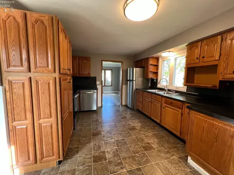 116 Sheffield St, Bellevue, OH 44811 photo 5