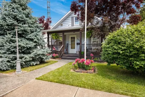 909 E 3rd St, Port Clinton, OH 43452