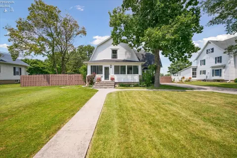 218 E Main St, Oak Harbor, OH 43449