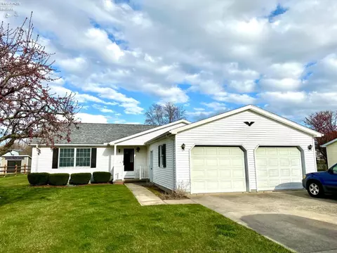 242 S Gordon Dr, Oak Harbor, OH 43449