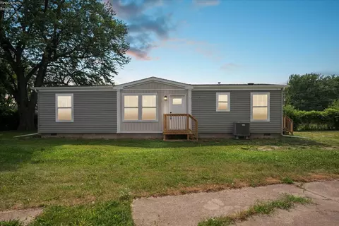 525 W 2nd St, Port Clinton, OH 43452