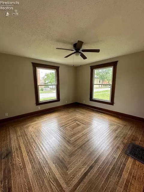 123 W Pearl St, Willard, OH 44890 photo 12