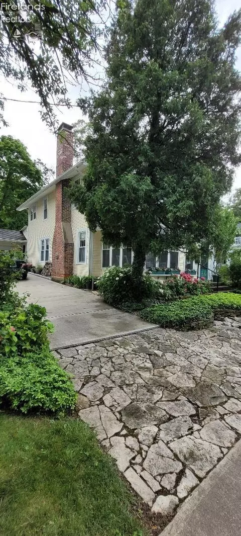 418 E Third St, Lakeside, OH 43440