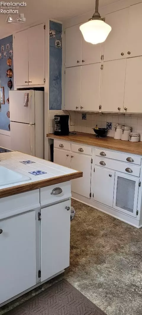 Kitchen - 418 E Third St, Lakeside, OH 43440 photo 1 of 3