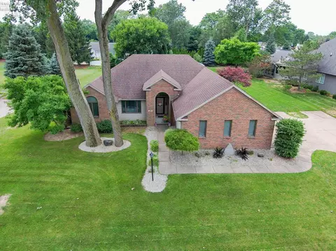207 Yorkshire Pl, Bellevue, OH 44811