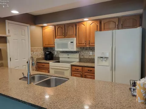 919 Ridgeview Dr, Huron, OH 44839 photo 7