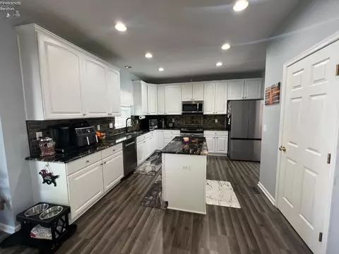 4315 Jenee Dr, Lorain, OH 44053 photo 2