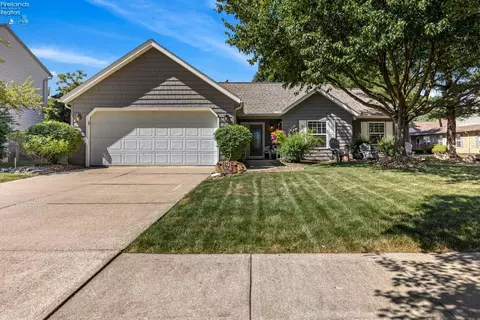 214 Oakdale Cir, Elyria, OH 44035